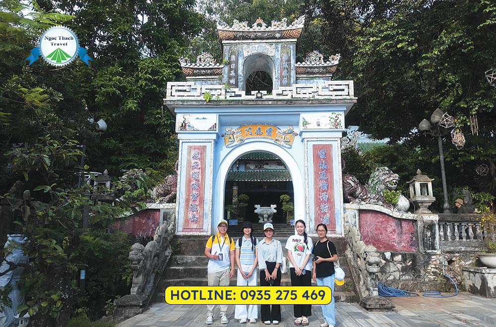 Du khách trải nghiệm tham quan bán đảo Sơn Trà khi du lịch Đà Nẵng