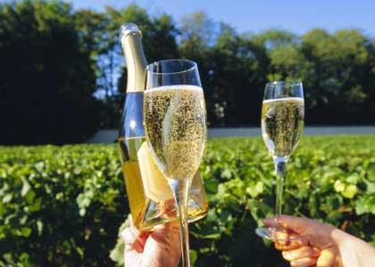 cach-mo-va-rot-ruou-champagne-f62d.jpg