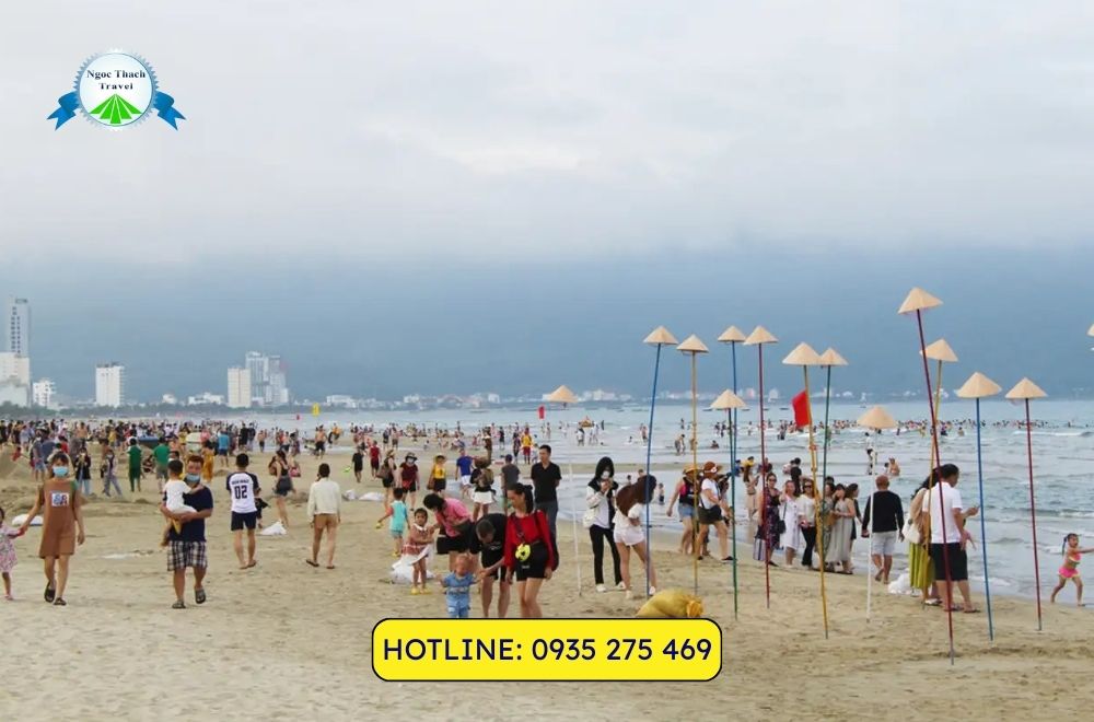 Check-in biển Phạm Văn Đồng với khung cảnh tự nhiên, không gian mở