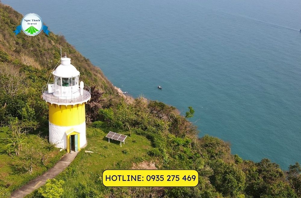 Du khách khám phá Hải đăng Tiên Sa với tầm nhìn bao quát toàn cảnh biển Đà Nẵng