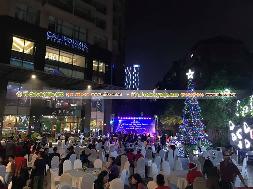 giang-sinh-sky-tower-2.jpg