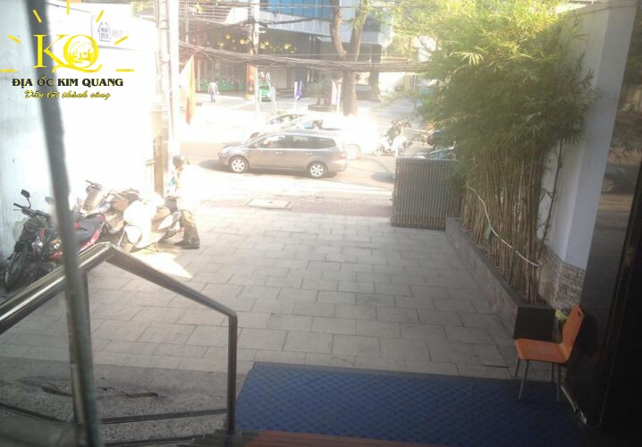 Sân phía trước tòa nhà Shinhanvina Sân phía trước tòa nhà Shinhanvina